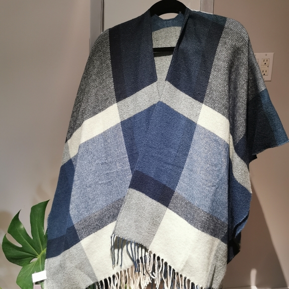 NWT Women's Blue & Cream Plaid KIT by EG shawl - Picture 2 of 3